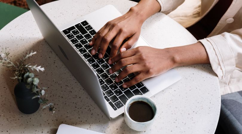 Woman trying to make $1,000 a week blogging on a computer