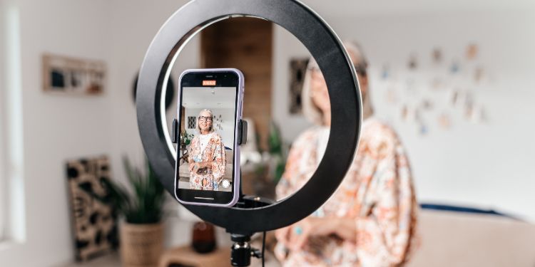 influencer on social media with a ring light